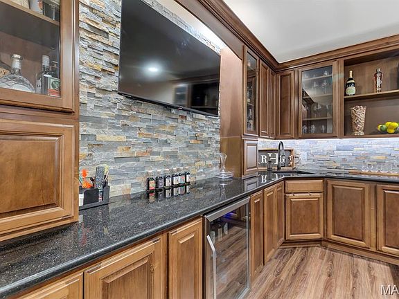 3rd image of 221 Oakhurst Cir