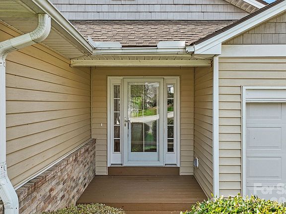 3rd image of 73 Creeks End Cir