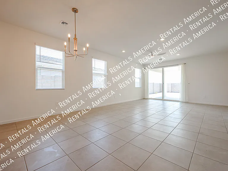 3380 N Camden Dr — Photo 15