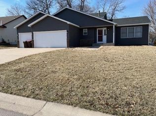 7058 44th St N, Oakdale, MN 55128