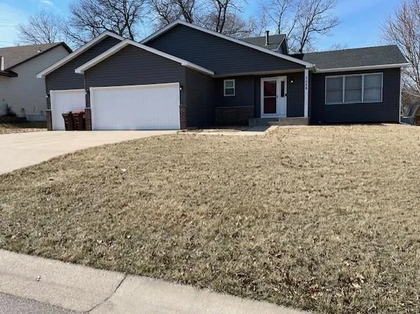 7058 44th St N, Oakdale, MN 55128