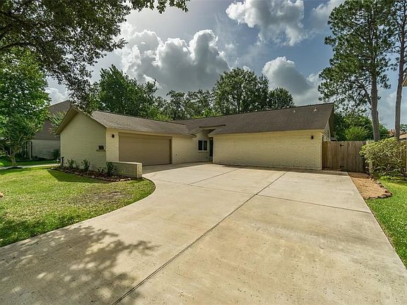 2nd image of 16378 Havenpark Dr