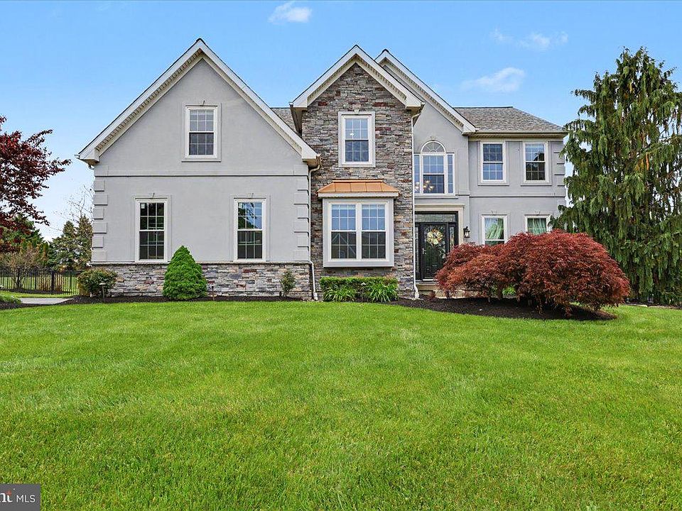 1st image of 144 Fox Run Dr