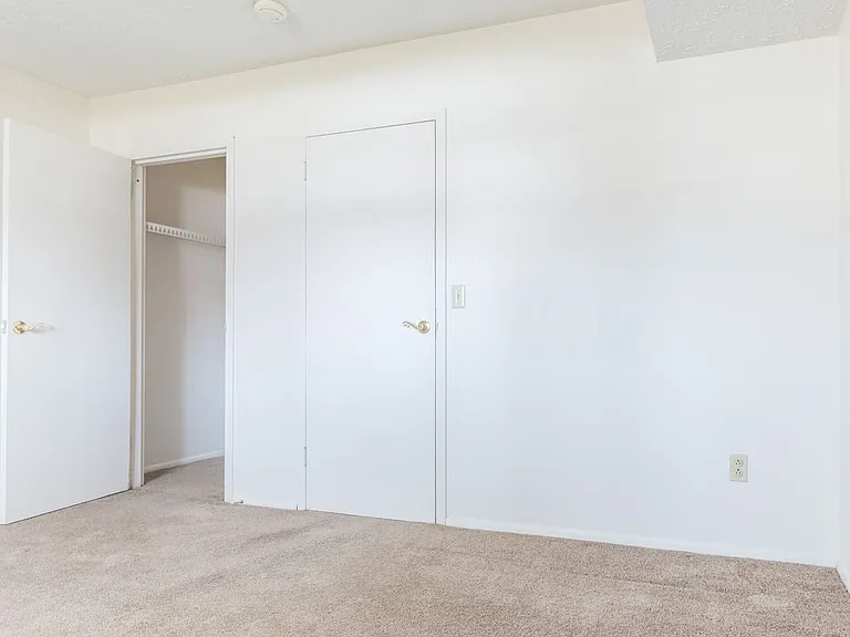 Windsor Gardens Apartments — Photo 27