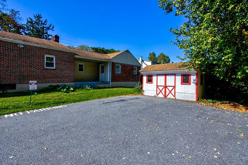 2 bed, 1.0 bath, 825 sqft, $1,295 — Photo 2