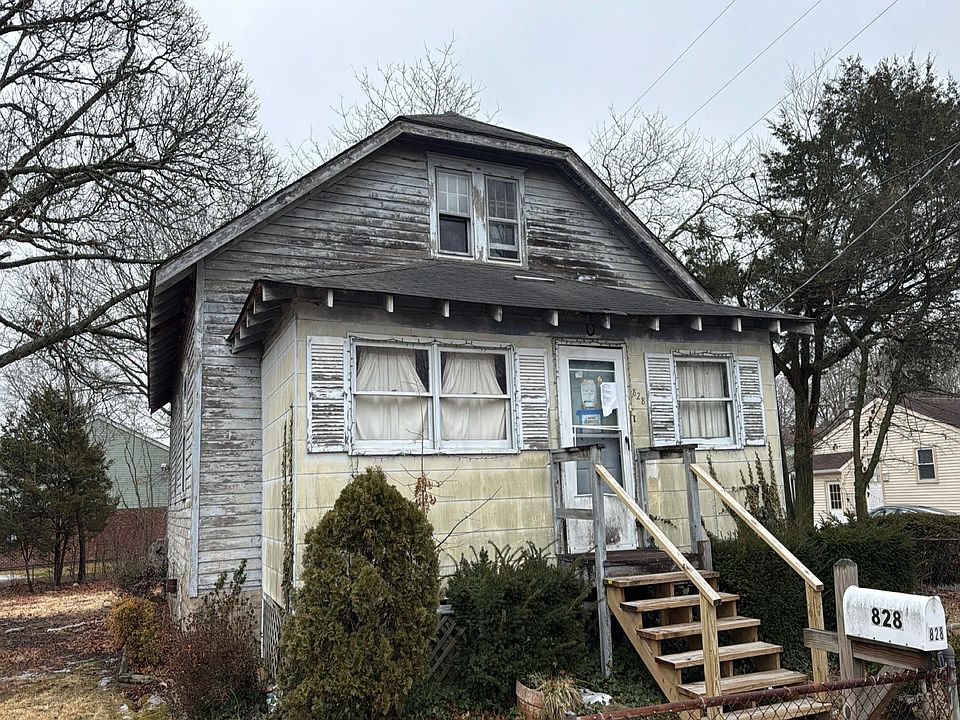 1st image of 828 N New Rd