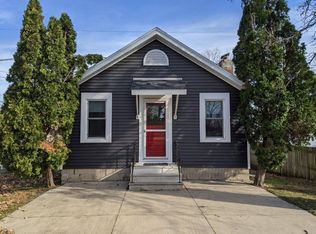 1052 Maplewood Dr NE, Cedar Rapids, IA 52402