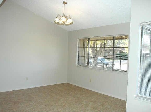 2nd image of 601 Hunters Glen St