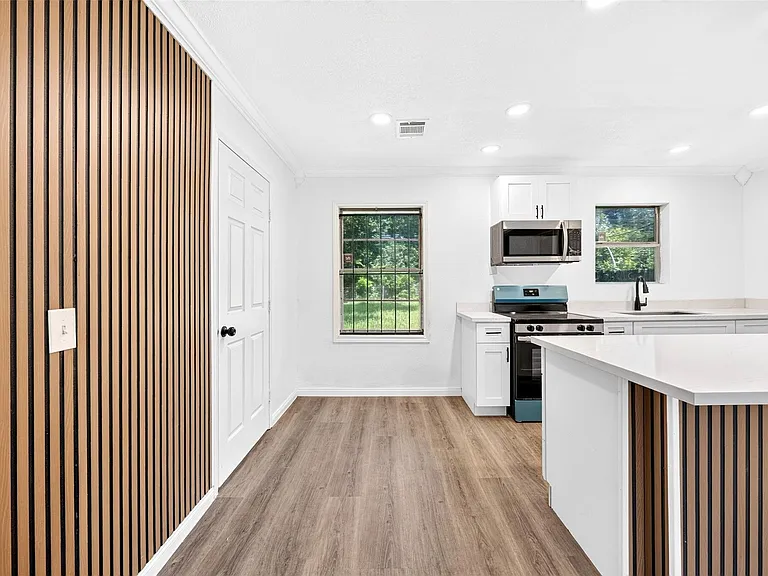 9211 Clearway Dr — Photo 18
