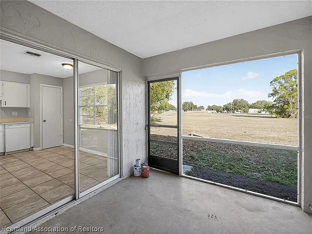 2 bed, 1.0 bath, 3792 sqft, $1,350 — Photo 4