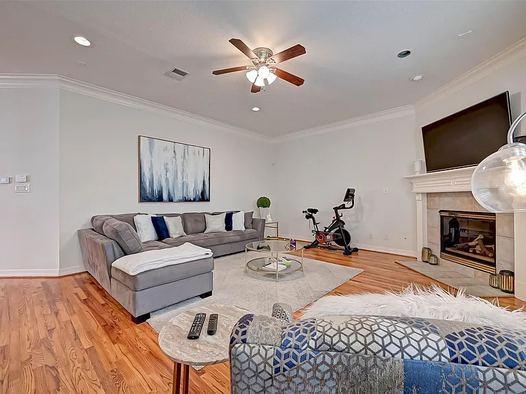 5917 Dolores St #D — Photo 6