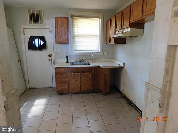 3rd image of 255 Widener St