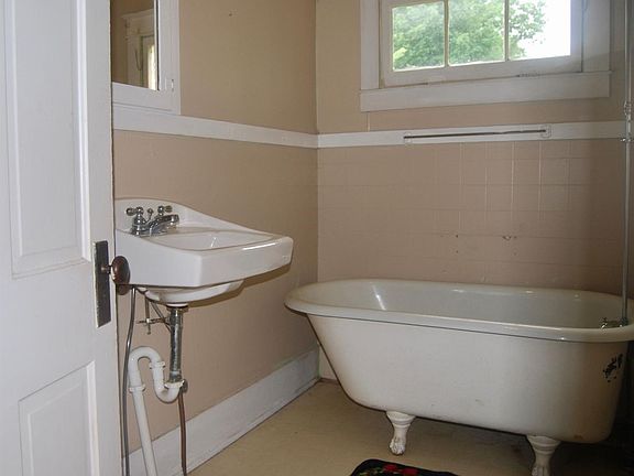 4th image of 508 W Maple St #A-b