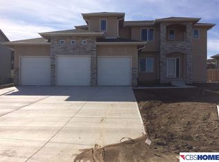 6649 Ridgewood Dr, Papillion, NE 68133