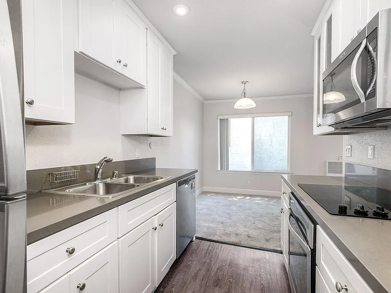 8545 Villa La Jolla Dr #H — Photo 30