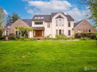 20 Sapphire Dr, West Windsor, NJ 08550