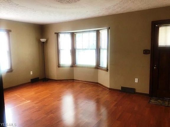3rd image of 963 Amelia Ave