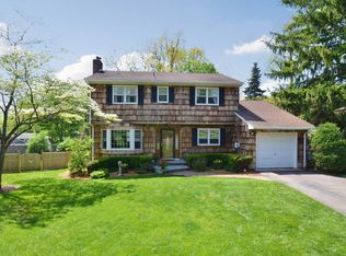 8 Overlook Dr #A, Huntington, NY 11743