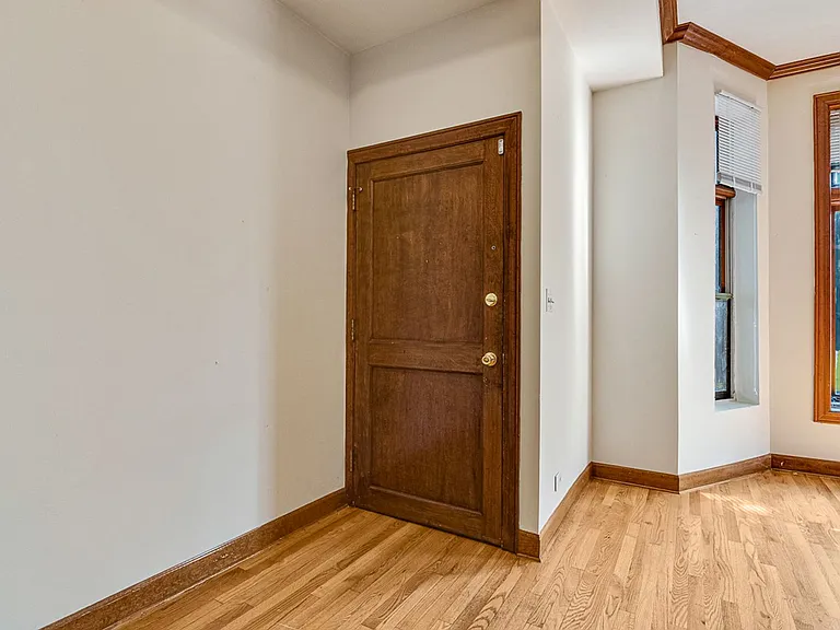 2622 N Wilton Ave — Photo 4