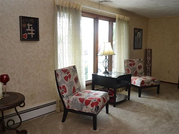 3rd image of 815 Squires Ave