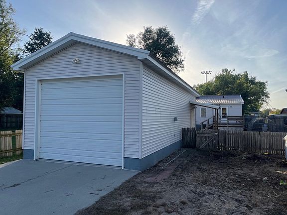 4th image of 807 Logan St