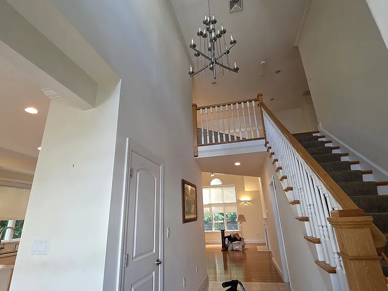 910 W Roxbury Pkwy — Photo 10