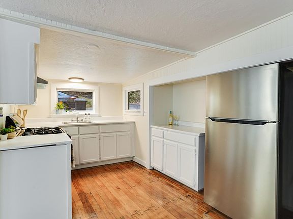 3rd image of 486 Hillside Dr