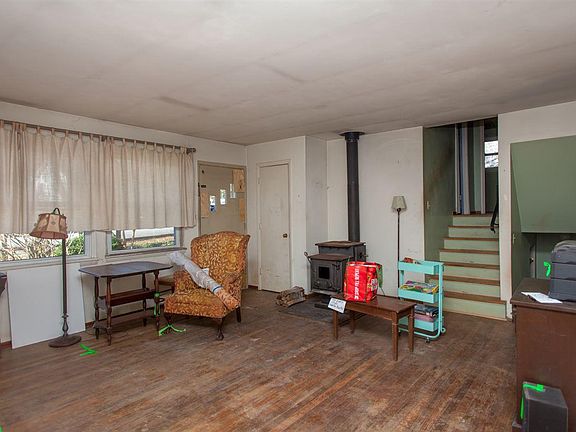 3rd image of 100 Laurel Cir