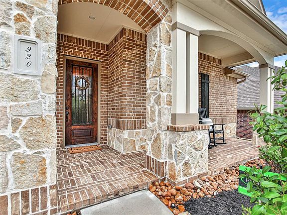 2nd image of 920 Pine Knoll Ct