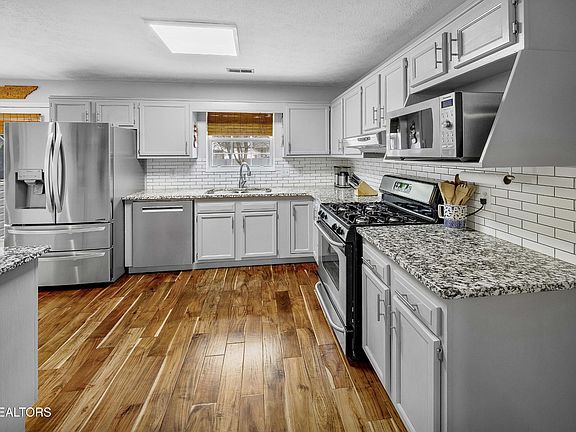3rd image of 541 Bushwood Dr