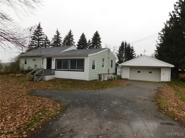 9376 Putnam Rd, Batavia, NY 14020