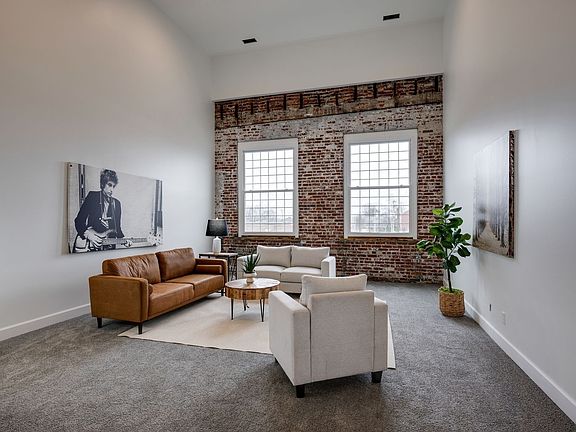 3rd image of 202A W College St #4