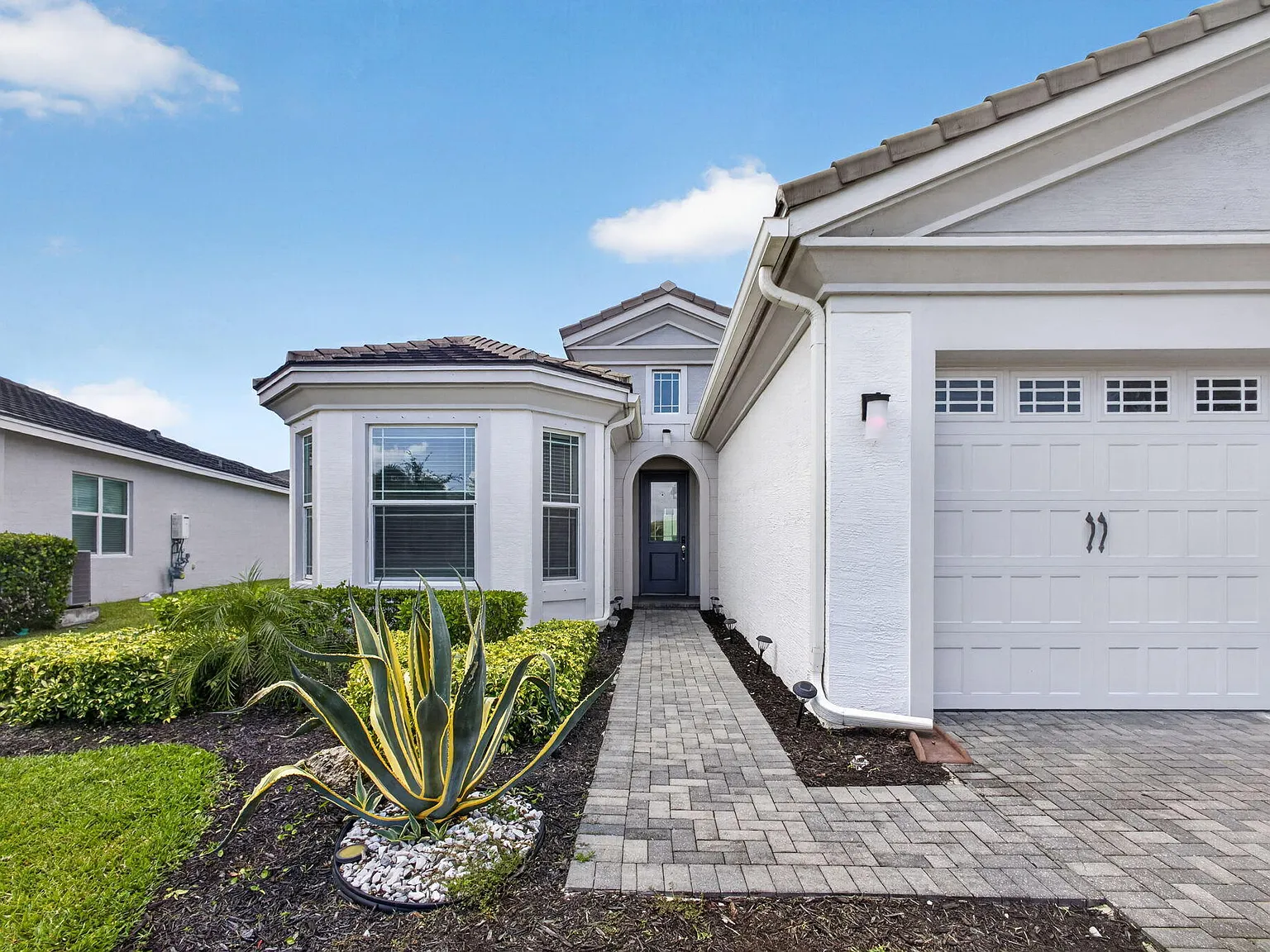4 bed, 2.0 bath, 1913 sqft, $4,100 — Photo 3