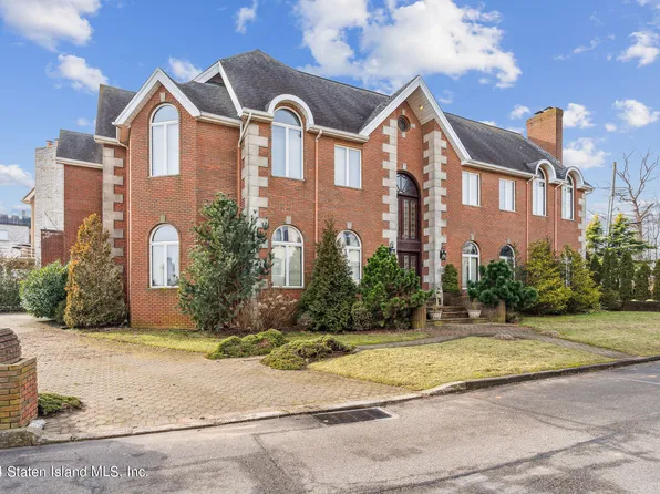 160 Nicolosi Dr, Staten Island, NY 10312