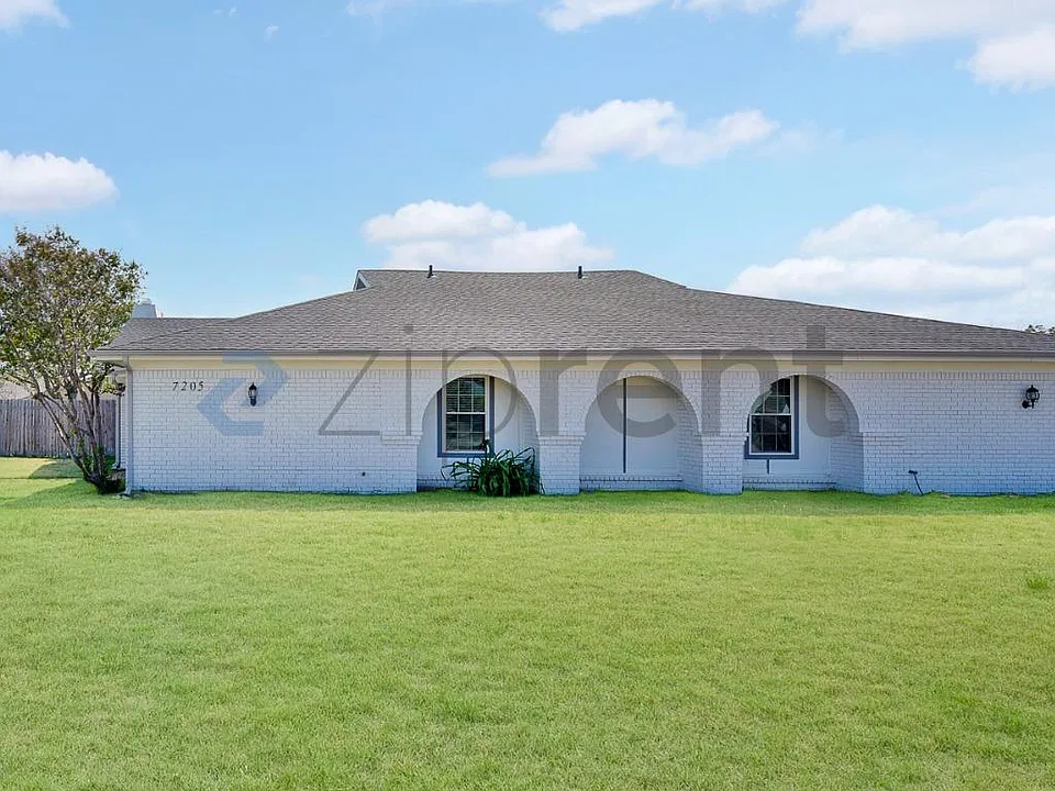 7205 Lake Country Dr