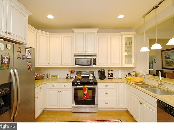 3rd image of 294 Willow Dr