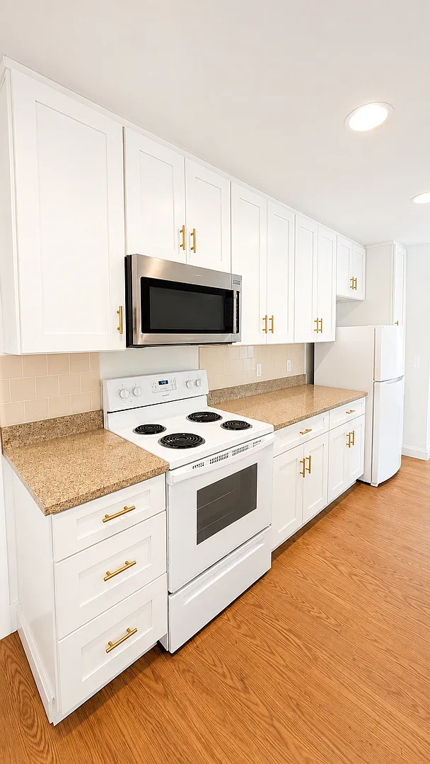 Black Mountain Garage Apartment- One occupant only! 6 Month Lease! — Photo 4
