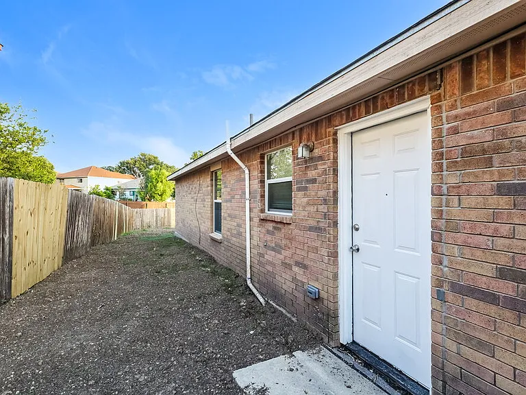 8007 Heights Valley — Photo 15