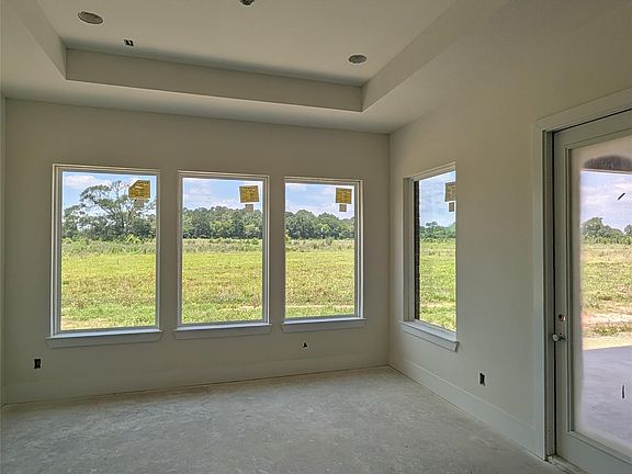 5th image of 301 Seguin Dr