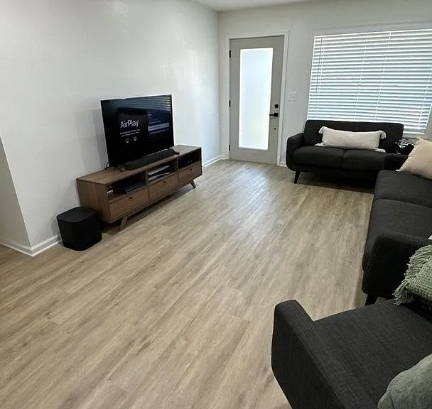 505 NW Holly Ln — Photo 2