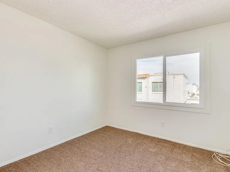 5243 N 42nd Pkwy — Photo 11