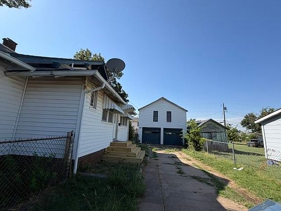 3rd image of 321 N Steele Ave