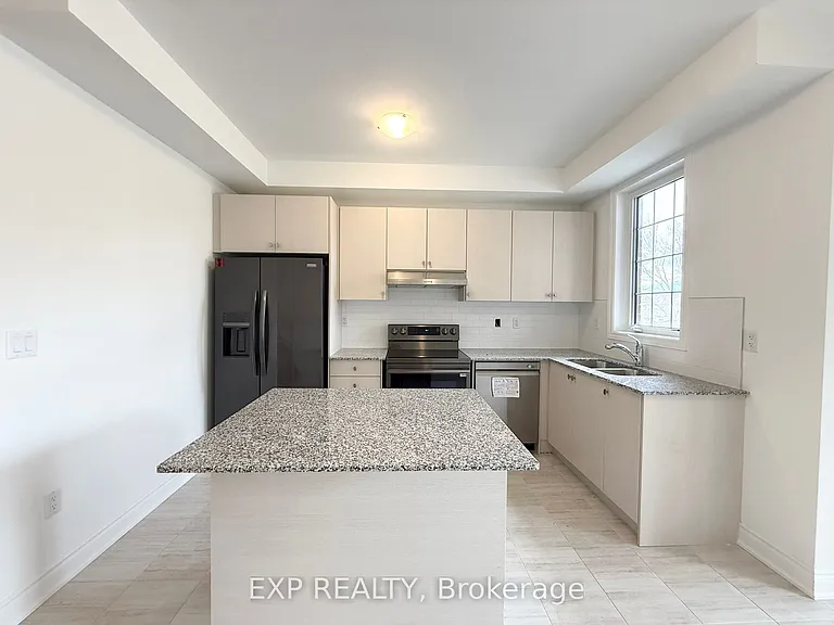 11 Franklin Ave — Photo 4