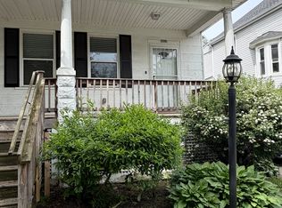1089 Lakepointe St, Grosse Pointe Park, MI 48230