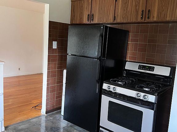 4th image of 24434 Currier St