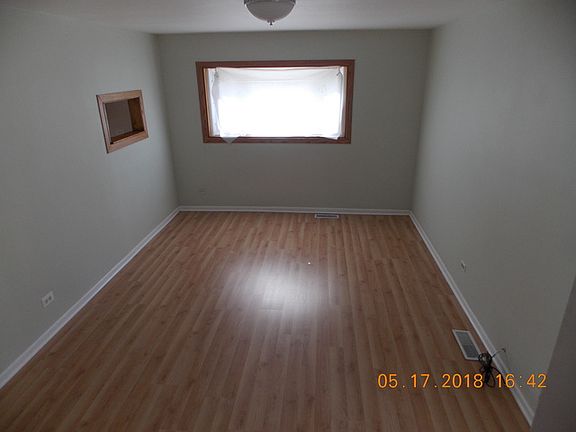 3rd image of 17115 Oakwood Ave