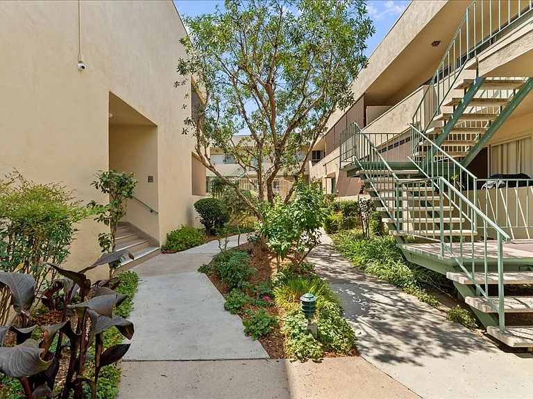 17424 Burbank Blvd #205 — Photo 20
