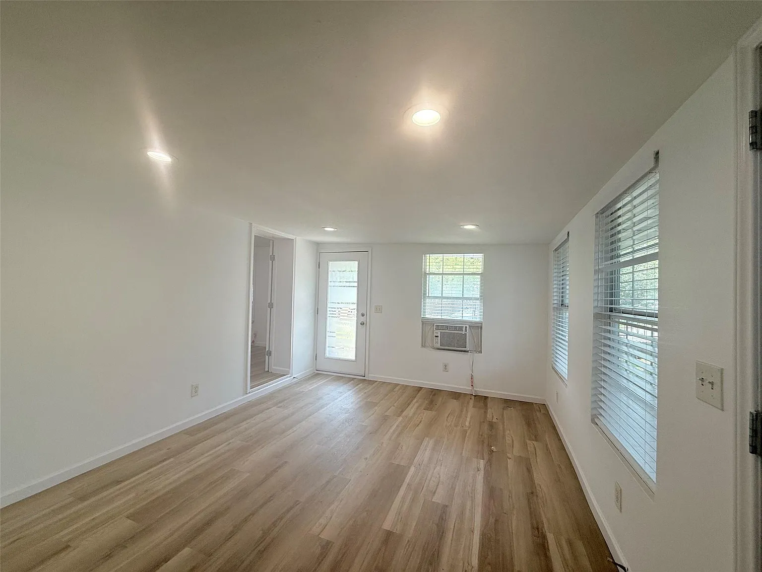 2 bed, 1.0 bath, 1100 sqft, $1,600 — Photo 4