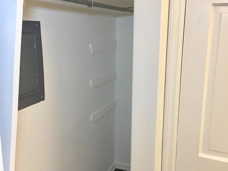 836 Surrey Ln — Photo 22