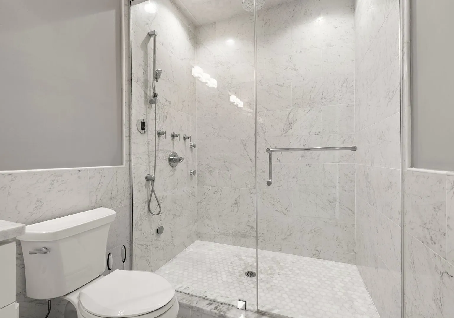 3 bed, 2000 sqft, $5,999 — Photo 3